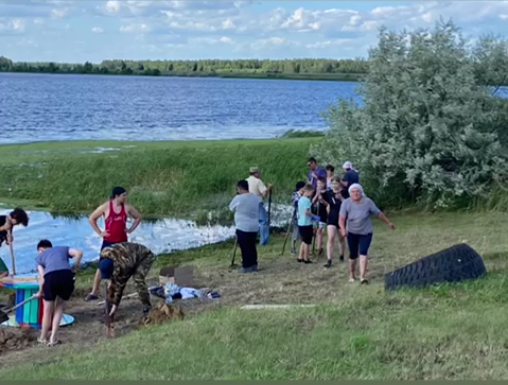 В Хуторке и Песчаном жители очистили берега озер и провели праздник