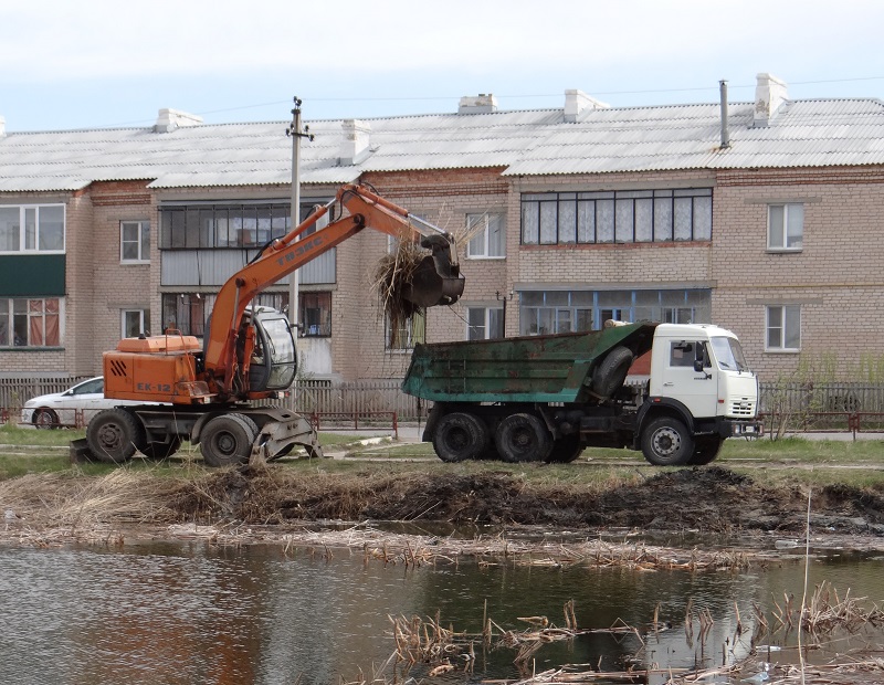 В Увельском приступили к очистке местного пруда