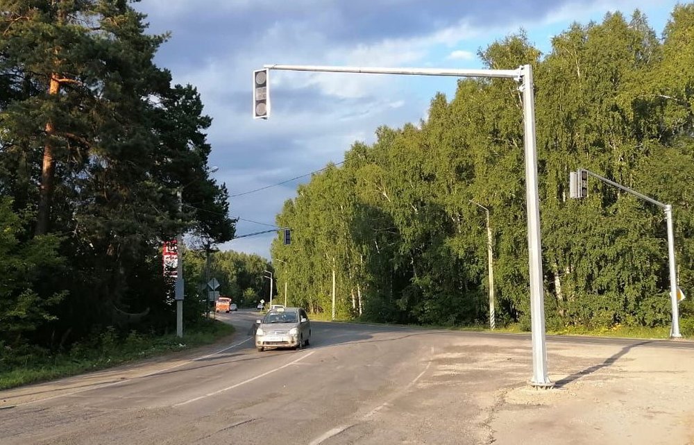 На региональных дорогах Челябинской области оборудуют светофорами три перекрестка