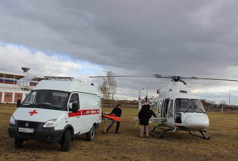 В Увельском приземлился вертолет санавиации