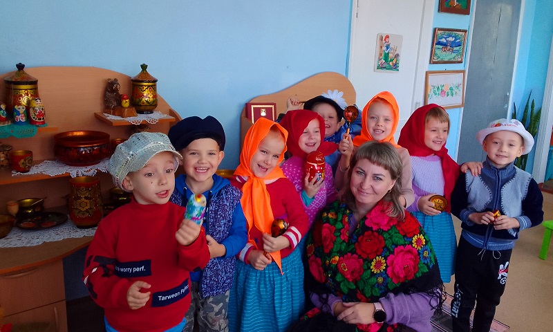 Хомутининские малыши увидели русскую горницу