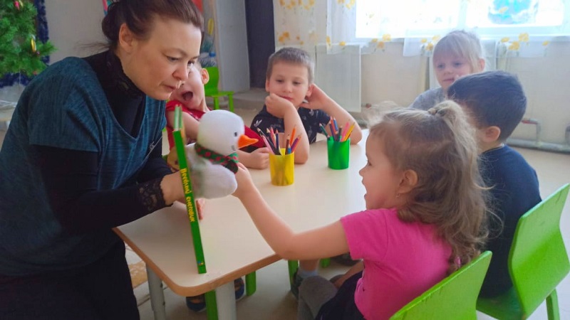 Как маленькие хомутиницы Снеговика мастерили 