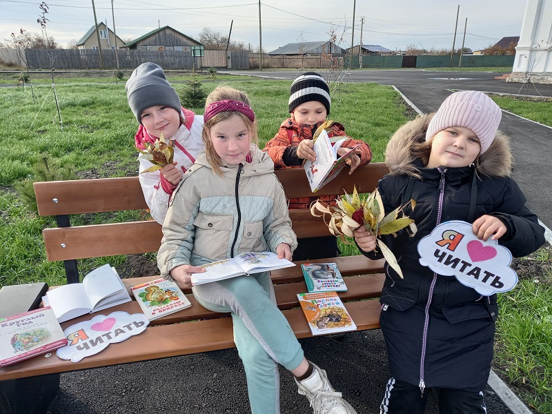 Мордвиновская детвора окунулась в осенний листопад