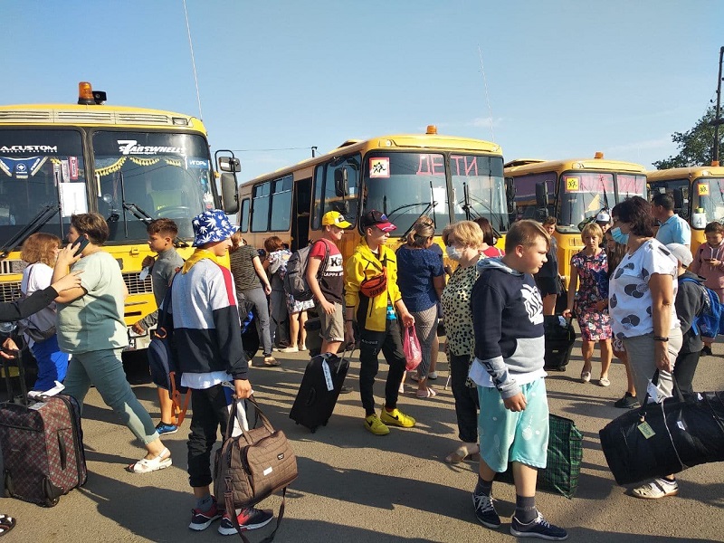 С отдыха на юге вернулись школьники, эвакуированные из лагеря из‑за пожара в Карталинском районе