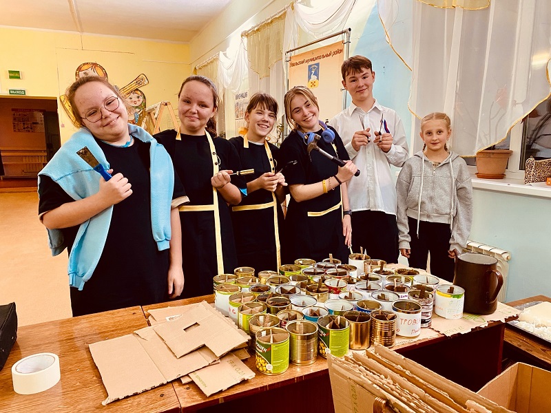 Юные патриоты из Хомутинино плетут браслеты выживания для участников СВО