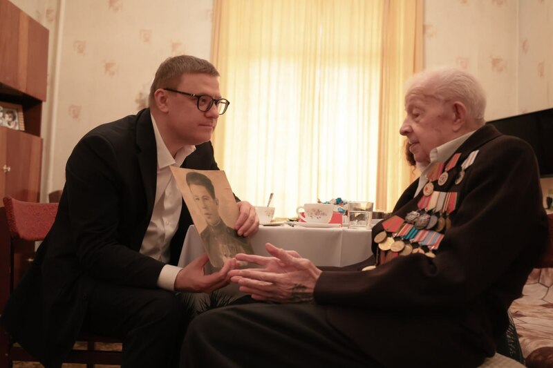 Алексей Текслер вручил юбилейную медаль ветерану Великой Отечественной войны Василию Масьянов