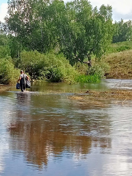 Сухарышцы принимают продукты на лодке