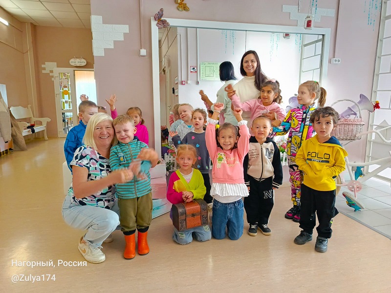 Нагорненские малыши отыскали сундучок со сладостями