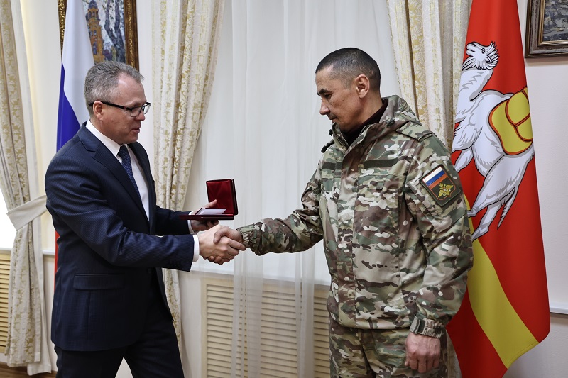 Губернатор Челябинской области Алексей Текслер наградил военнослужащего с позывным Бабай