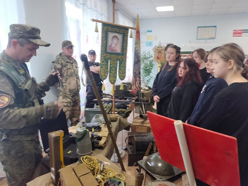 Нагорнецам представили выставку учебного оружия