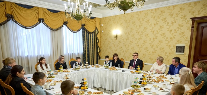 Губернатор Челябинской области Алексей Текслер встретился с семьями погибших участников СВО
