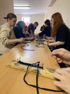 Юные патриоты из Хомутинино плетут браслеты выживания для участников СВО