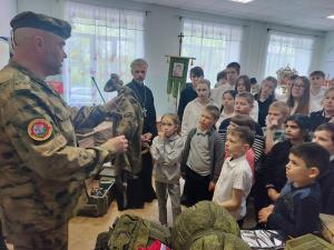 Нагорнецам представили выставку учебного оружия