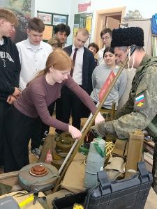 Нагорнецам представили выставку учебного оружия