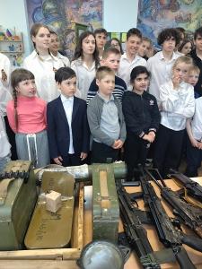 Нагорнецам представили выставку учебного оружия