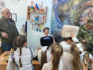 Нагорнецам представили выставку учебного оружия