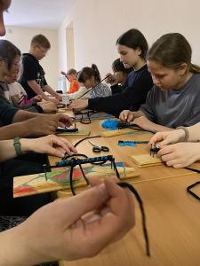 Юные патриоты из Хомутинино плетут браслеты выживания для участников СВО