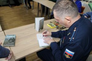 Увельчане встретились с военным писателем