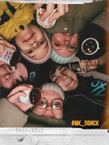 Юные патриоты из Хомутинино плетут браслеты выживания для участников СВО