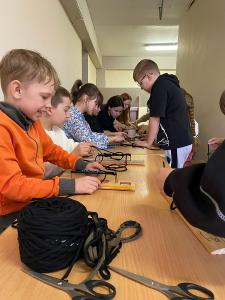 Юные патриоты из Хомутинино плетут браслеты выживания для участников СВО