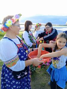 В Хуторке и Песчаном жители очистили берега озер и провели праздник