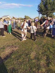 В Хуторке и Песчаном жители очистили берега озер и провели праздник