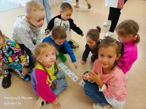 Нагорненские малыши отыскали сундучок со сладостями