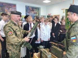 Нагорнецам представили выставку учебного оружия
