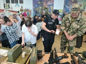 Нагорнецам представили выставку учебного оружия