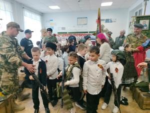 Нагорнецам представили выставку учебного оружия