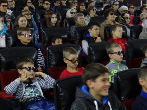 Увельчане смотрят 3D-кино в новом кинотеатре
