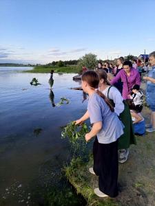 В Хуторке и Песчаном жители очистили берега озер и провели праздник