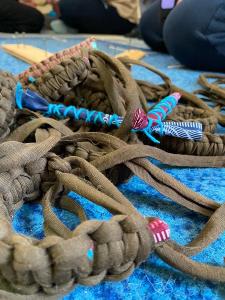 Юные патриоты из Хомутинино плетут браслеты выживания для участников СВО
