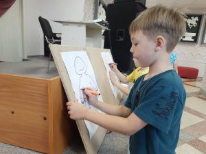 Нагорненские малыши нарисовали портреты своих мам