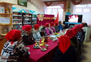 Хомутининцы-комсомольцы провели встречу за круглым столом