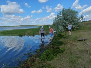 В Хуторке и Песчаном жители очистили берега озер и провели праздник