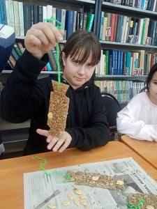 Юные петровцы подкармливают зимних птиц