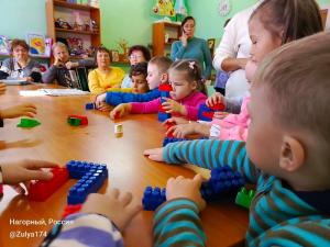 Нагорненские малыши отыскали сундучок со сладостями