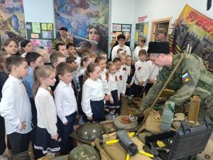 Нагорнецам представили выставку учебного оружия