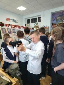 Нагорнецам представили выставку учебного оружия