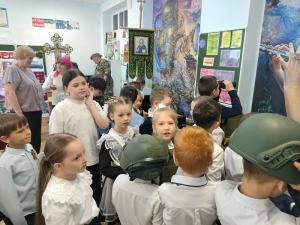 Нагорнецам представили выставку учебного оружия