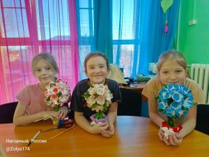 Нагорнеские мамы получили цветочные подарки