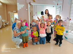 Нагорненские малыши отыскали сундучок со сладостями