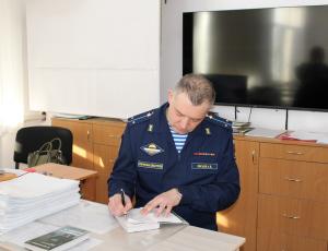 Увельчане встретились с военным писателем