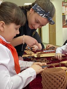 Юные патриоты из Хомутинино плетут браслеты выживания для участников СВО