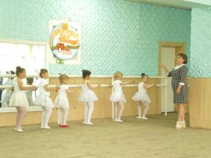 В Красносельском выступили юные балерины