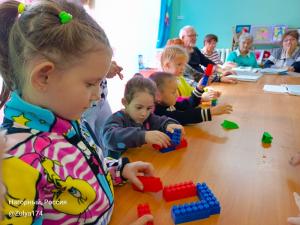 Нагорненские малыши отыскали сундучок со сладостями