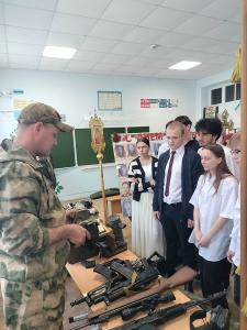 Нагорнецам представили выставку учебного оружия