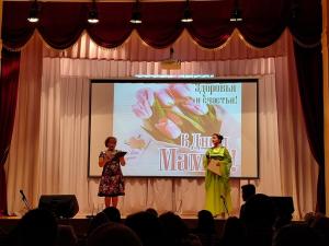 В Каменском к дню матери открылась картинная выставка