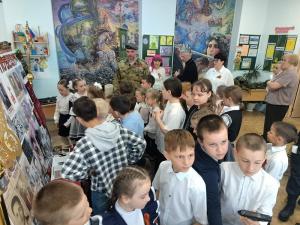 Нагорнецам представили выставку учебного оружия